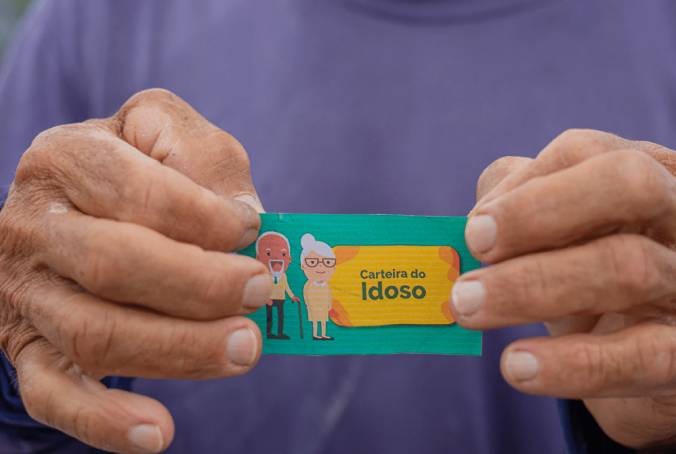 Como solicitar a carteira da pessoa idosa para viajar de graça pela internet